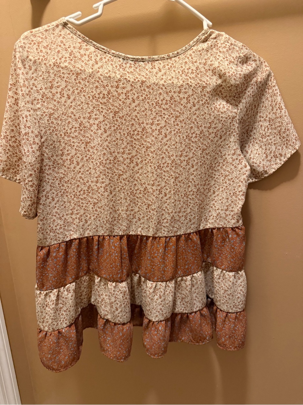 Paper Crane Cream and Rust Tiered Floral Short Sleeve Top - Picture 3 of 3